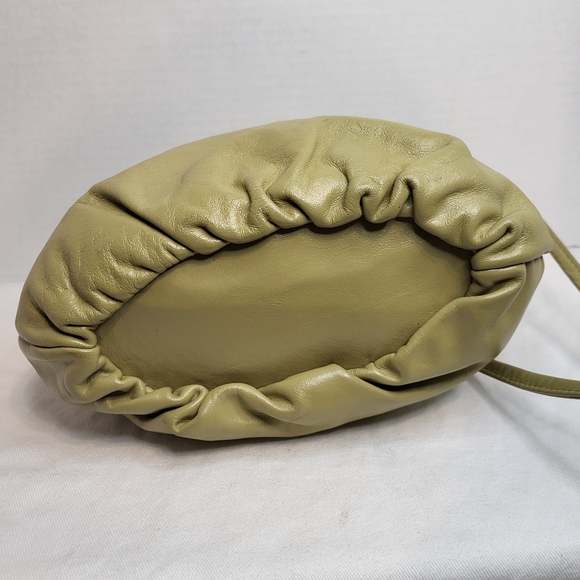 Vintage small green+gold crossbody bucket bag, zipper closure velvety interior. - Picture 7 of 16